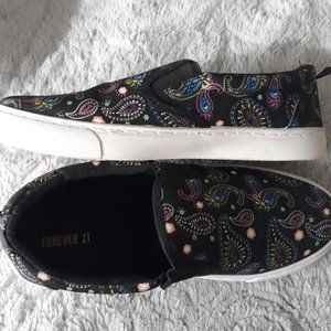 Slip-on sneaker size 9M